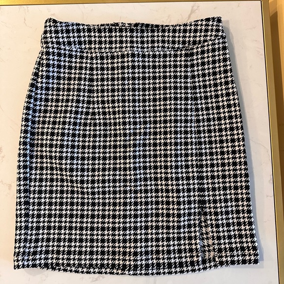 Houndstooth Mini Skirt with Left Front Slit - SZ 0 - Picture 1 of 3